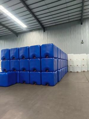 मध्यम तरल आसानी से संभालने के लिए थोक कंटेनर 1000 L IBC रासायनिक भंडारण टैंक नीली प्लास्टिक पानी भंडारण टैंक
